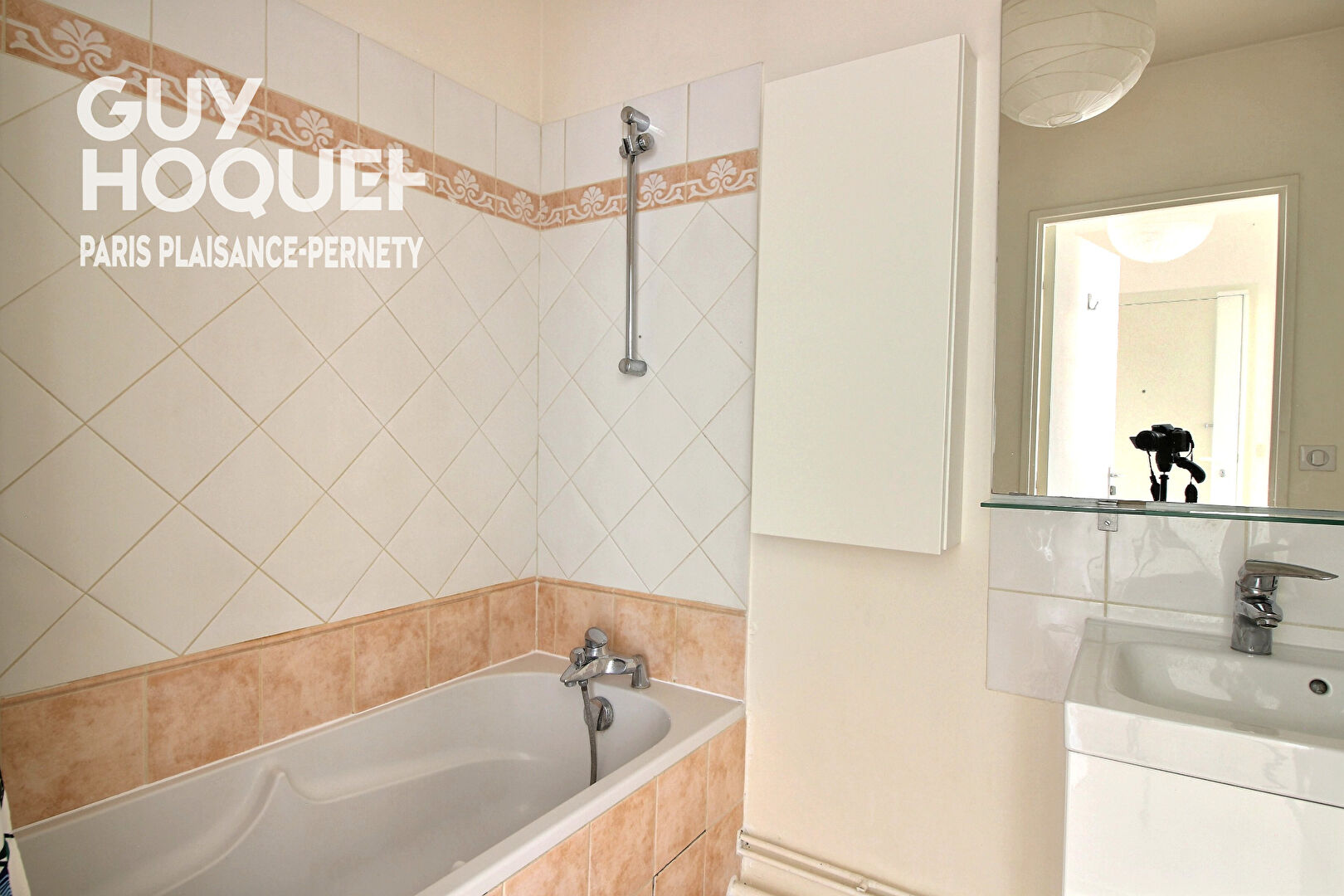 LOCATION : appartement meublé de 2 pièces (44 m²) à PARIS