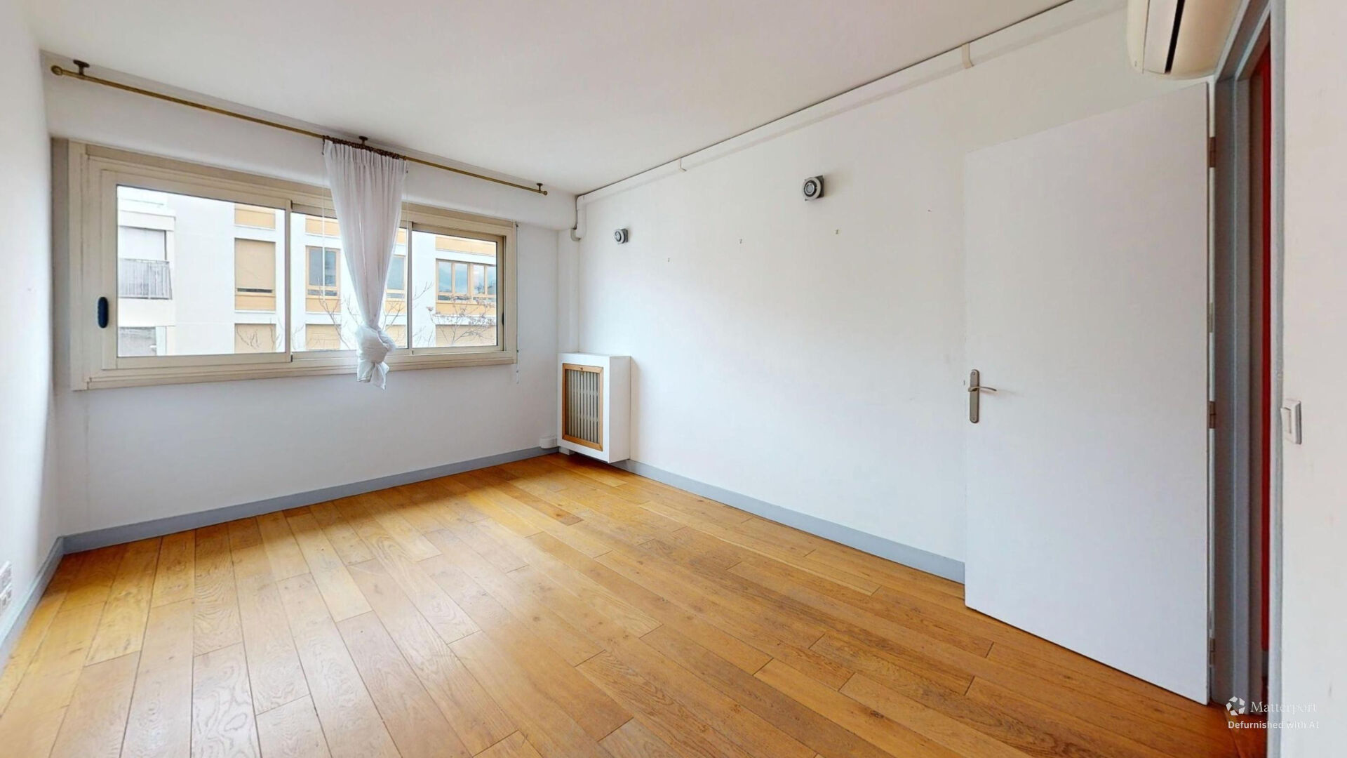 À vendre : Appartement 4 pièces  + Place de Parking + Cave- à Paris - Référence V1052