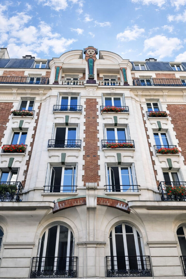 Charmant  2 pièces dernier étage avec ascenseur.