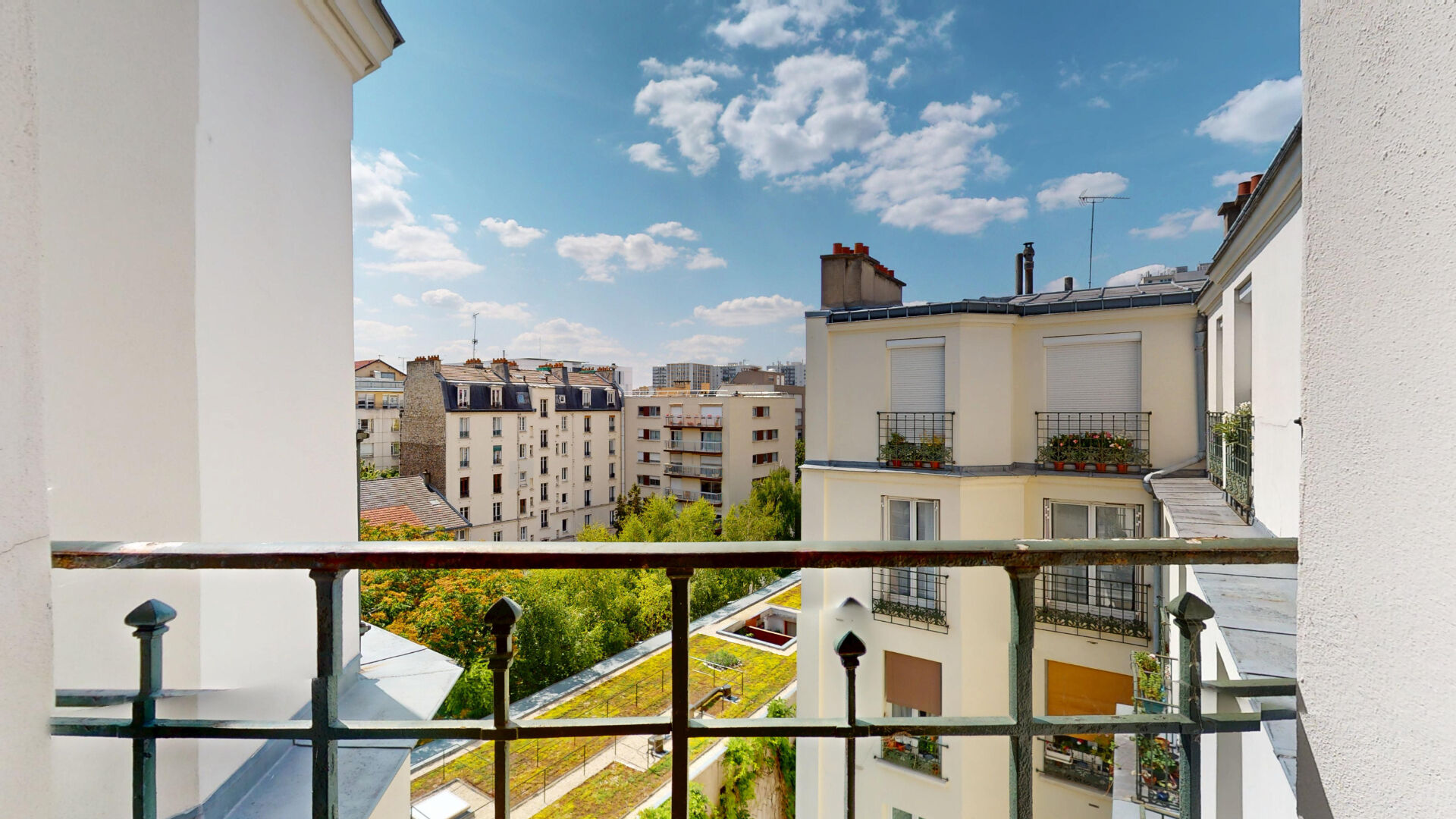 Charmant  2 pièces dernier étage avec ascenseur.