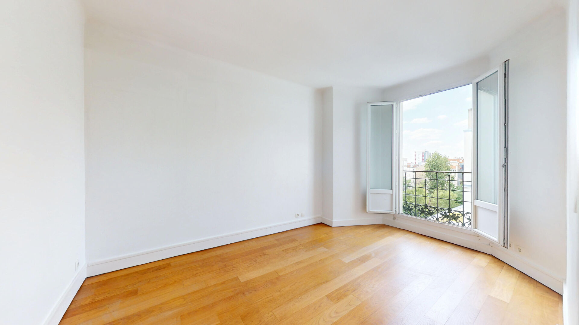 Charmant  2 pièces dernier étage avec ascenseur.