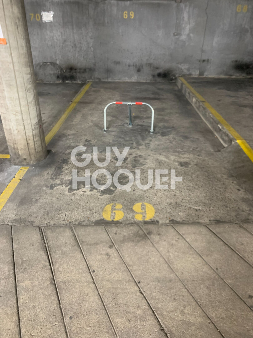 Place de parking avec arceau / Ménilmontant