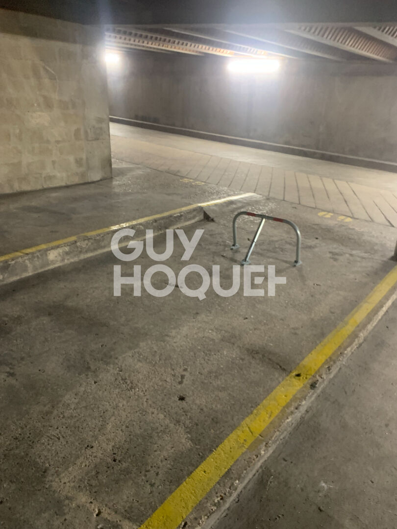 Place de parking avec arceau / Ménilmontant