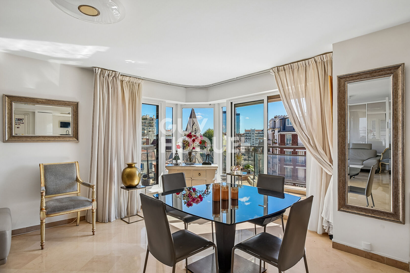 Dernier étage , T4 120m² avec terrasse et parkings