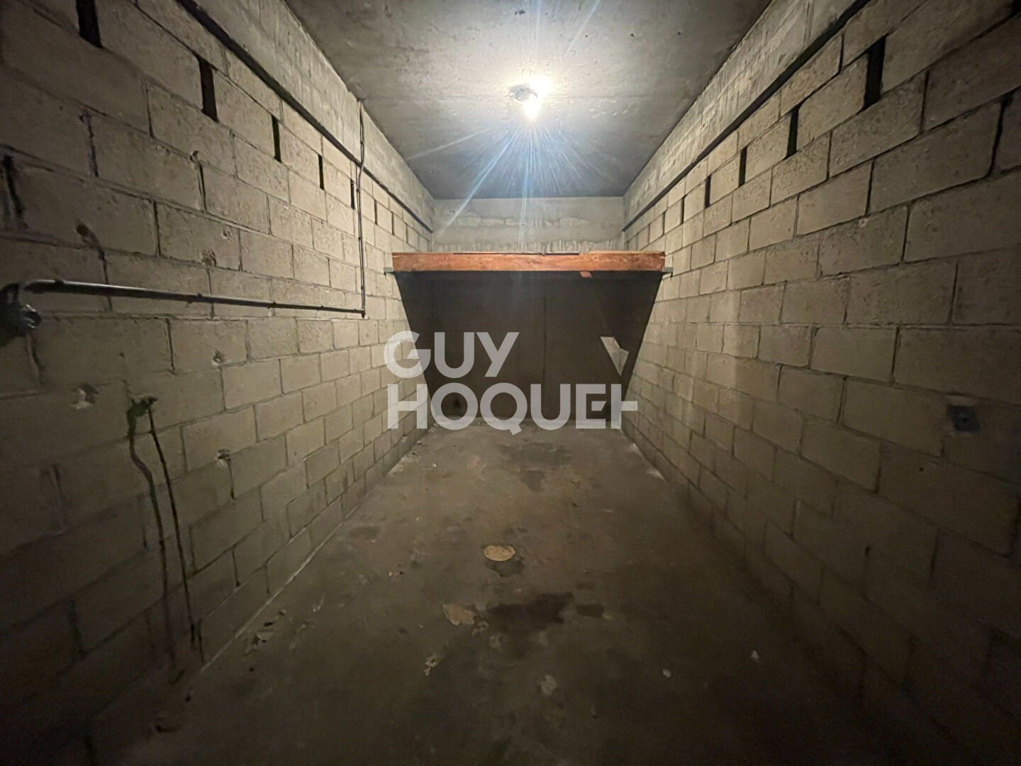 Garage fermé et sécurisé en sous sol avec rangements en hauteur