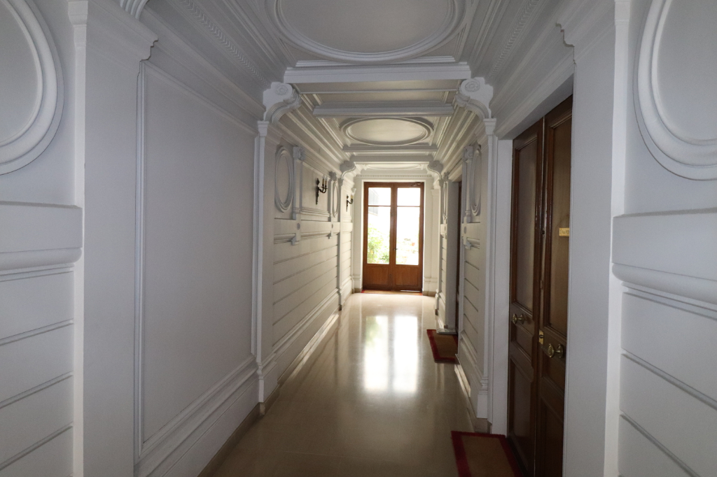 À vendre, appartement d'environ 5 m² + cave 12,16 m2.