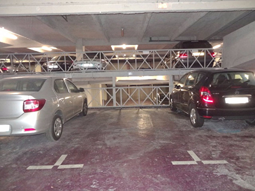 PARIS IV - PLACE DE PARKING - 50 000 - M° ANVERS