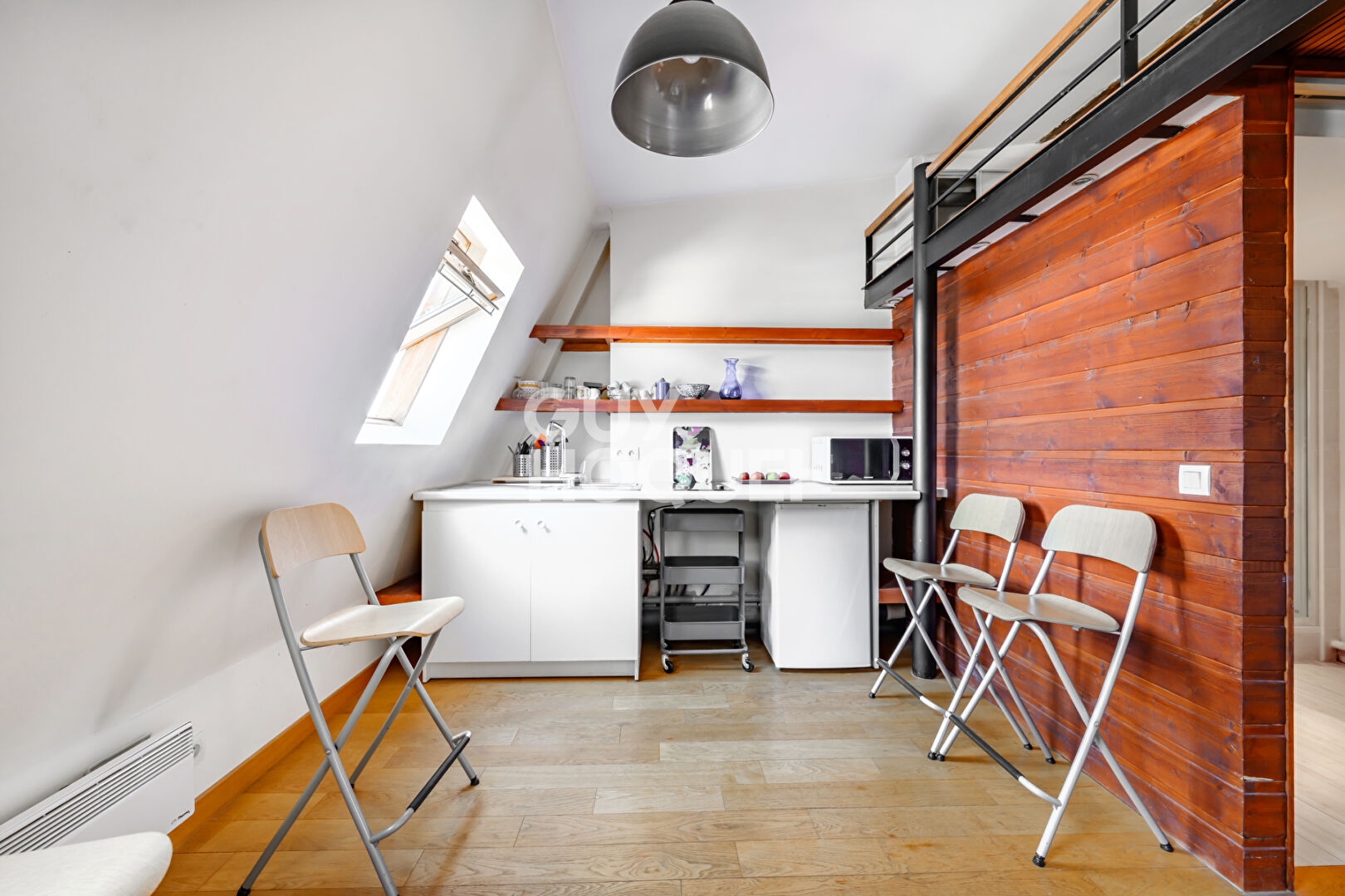 Très beau studio avec espace nuit - Rue La Bruyère 75009