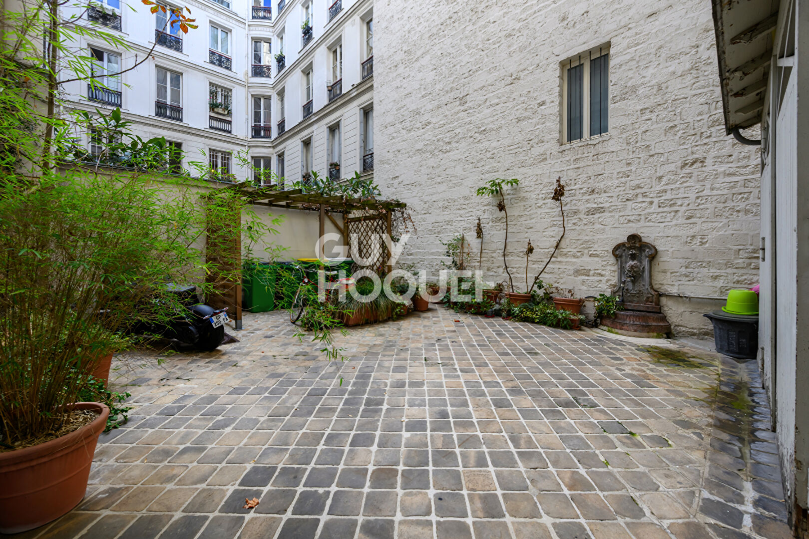 Très beau studio avec espace nuit - Rue La Bruyère 75009