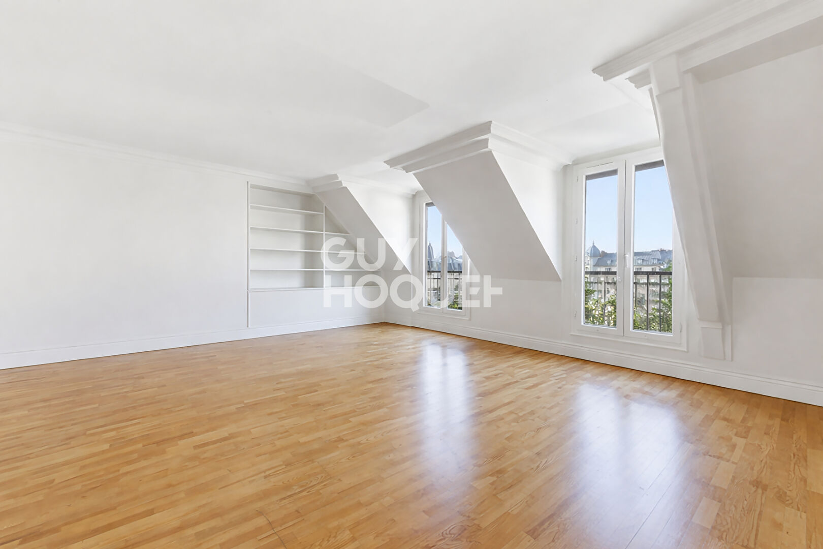 Très beau 2 pièces avec terrasse- Splendide vue sur la place de la Trinité et son Eglise - Dernier étage