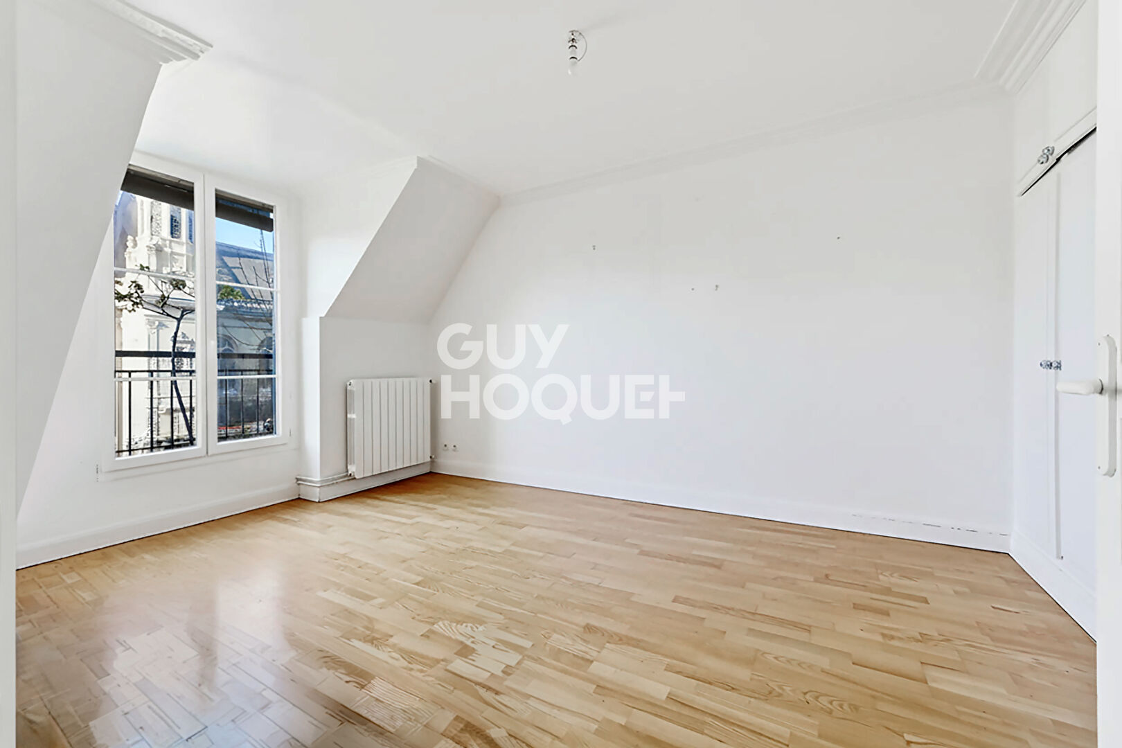 Très beau 2 pièces avec terrasse- Splendide vue sur la place de la Trinité et son Eglise - Dernier étage