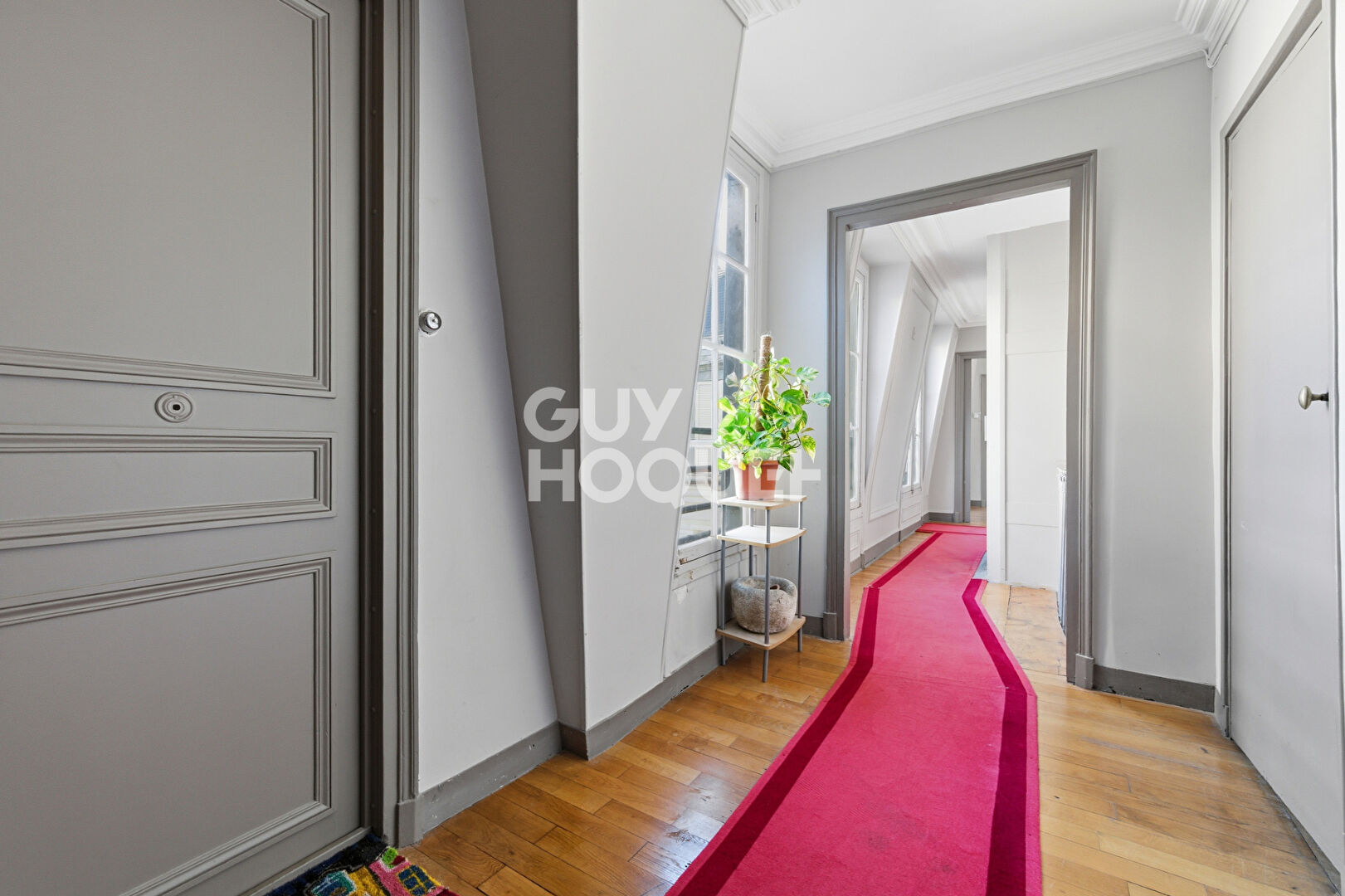 Très beau 2 pièces avec terrasse- Splendide vue sur la place de la Trinité et son Eglise - Dernier étage