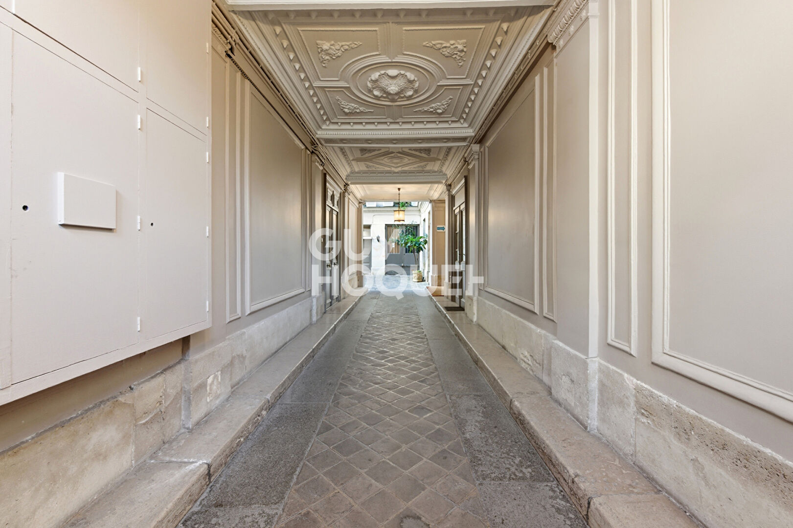 Très beau 2 pièces avec terrasse- Splendide vue sur la place de la Trinité et son Eglise - Dernier étage