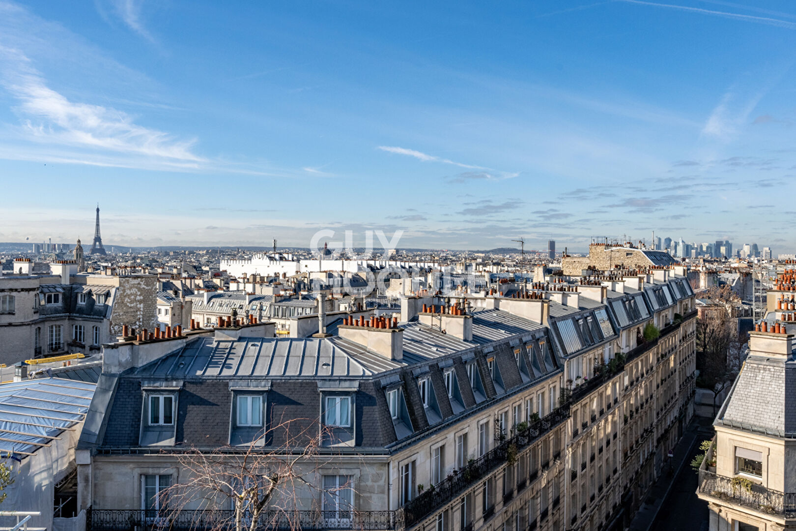 Très beau 2 pièces - Vue exceptionnelle - Dernier étage - Martyrs 09