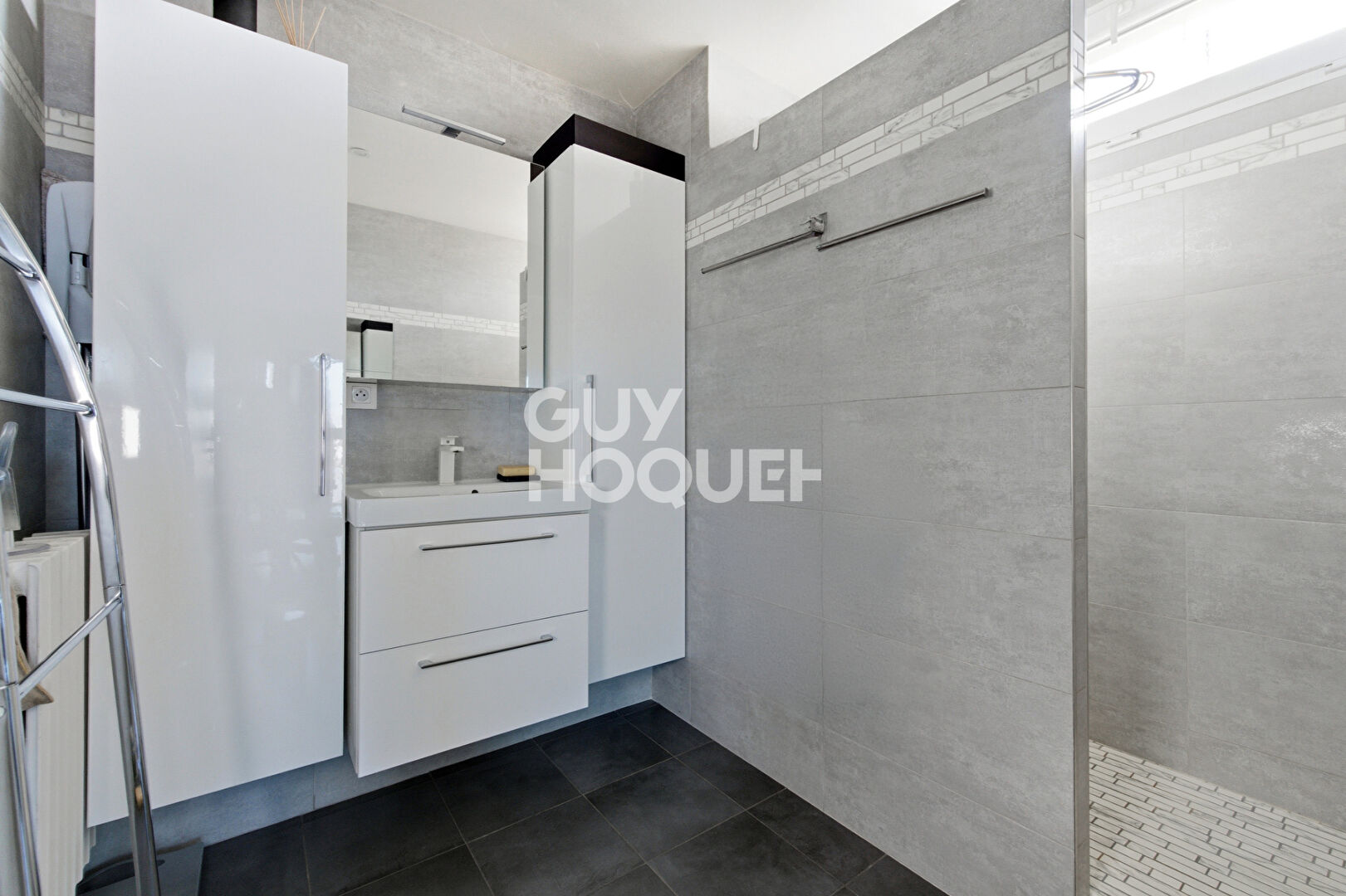 Très beau 2 pièces - Vue exceptionnelle - Dernier étage - Martyrs 09