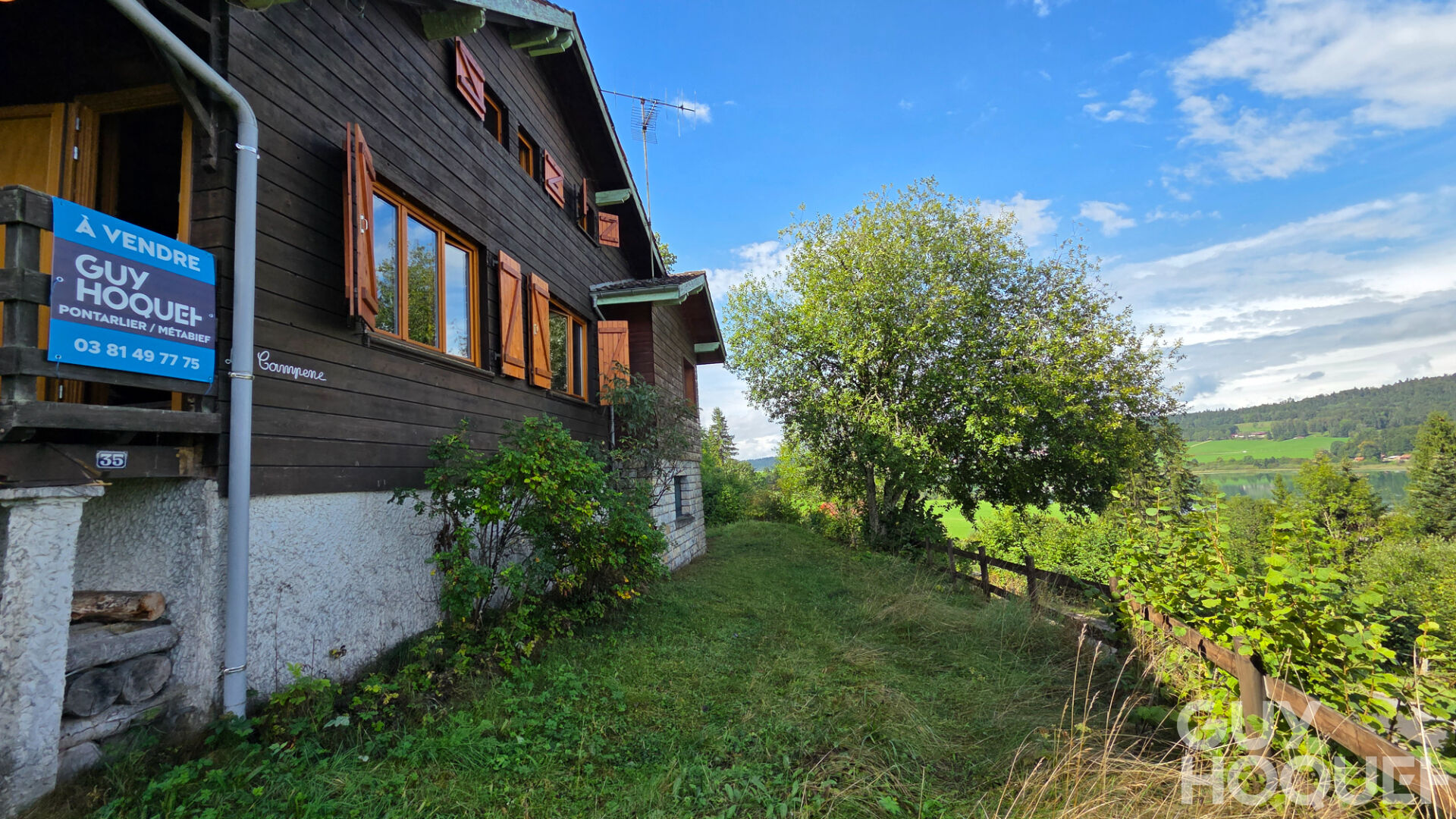 A VENDRE CHALET BORD DU LAC MONTPERREUX