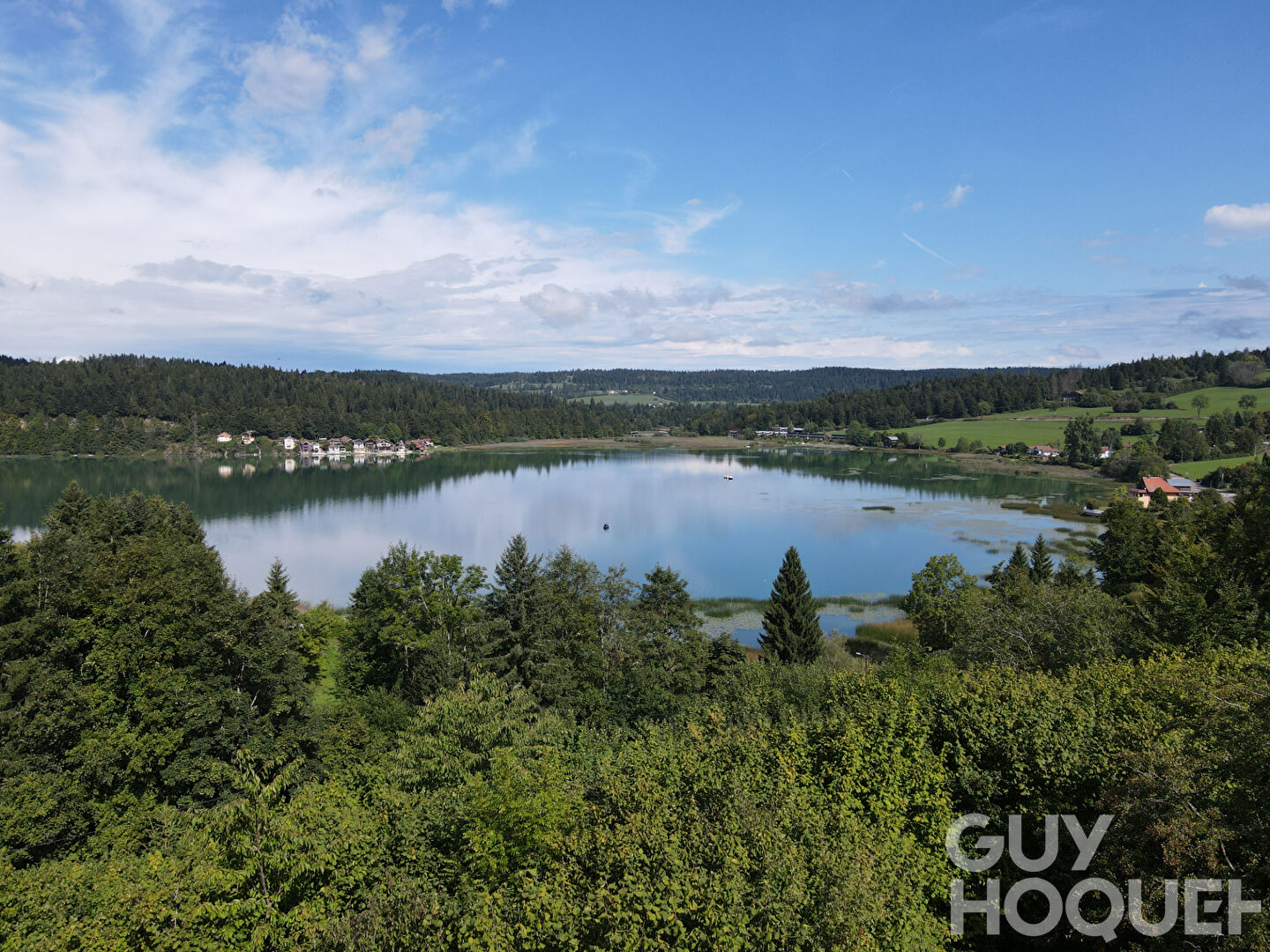 A VENDRE CHALET BORD DU LAC MONTPERREUX