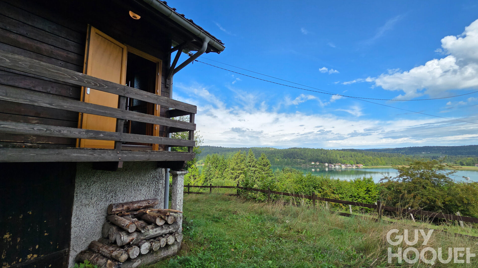 A VENDRE CHALET BORD DU LAC MONTPERREUX