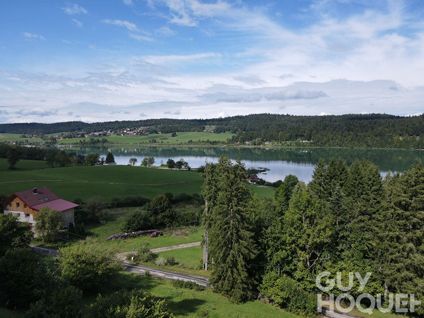 A VENDRE CHALET BORD DU LAC MONTPERREUX