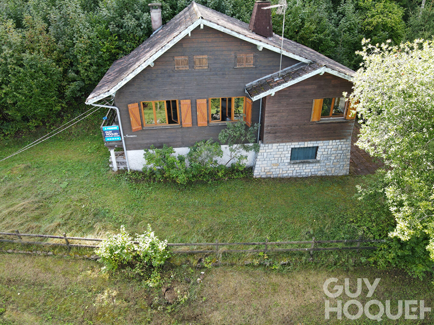 A VENDRE CHALET BORD DU LAC MONTPERREUX