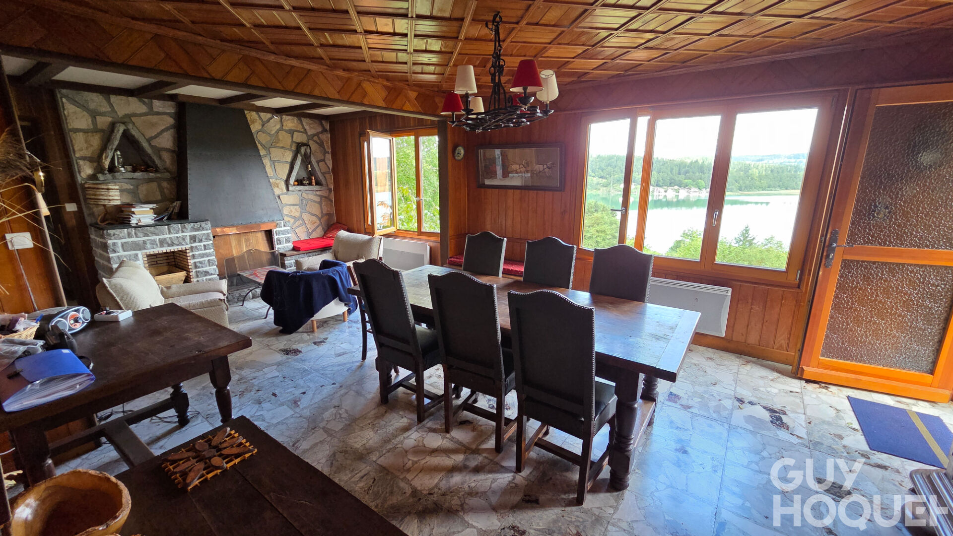 A VENDRE CHALET BORD DU LAC MONTPERREUX