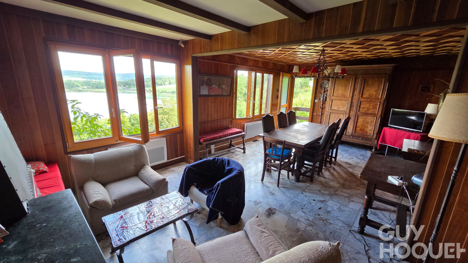 A VENDRE CHALET BORD DU LAC MONTPERREUX
