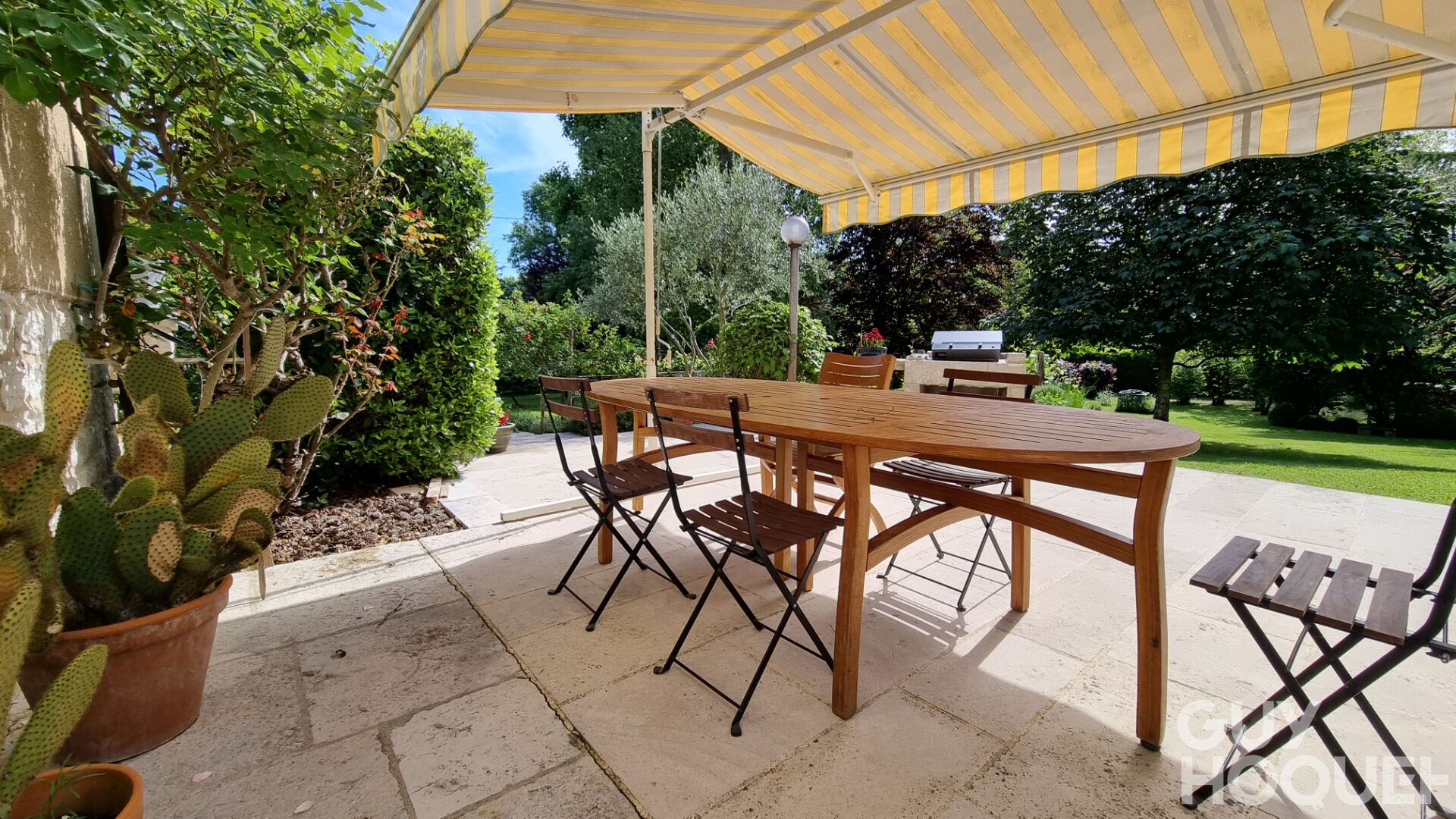 MAISON DE VILLAGE AVEC PARC ARBORÉ