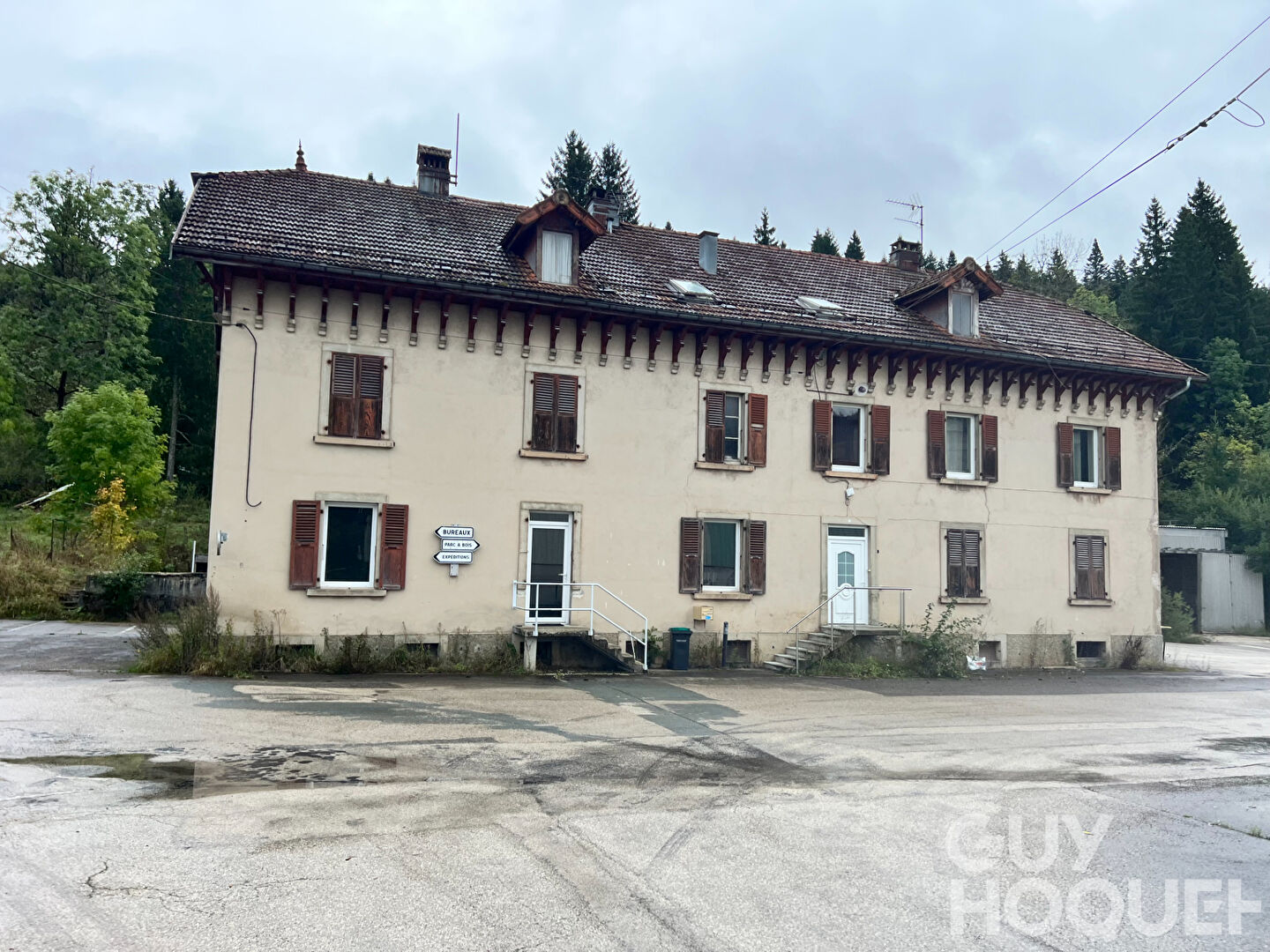 Ensemble entrepôts et bureaux La Cluse Et Mijoux