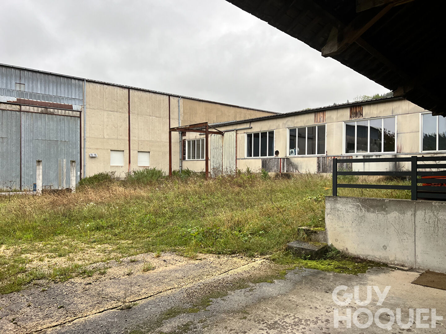 Ensemble entrepôts et bureaux La Cluse Et Mijoux