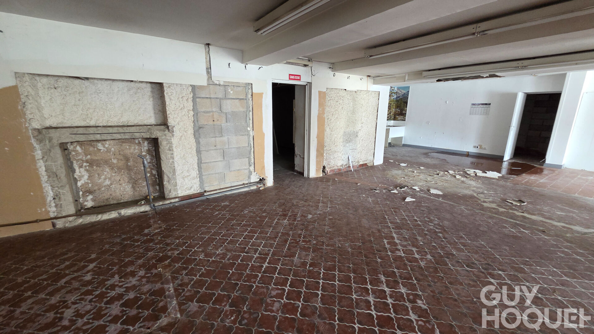 A VENDRE LOCAL CENTRE VILLE LES HOPITAUX NEUFS