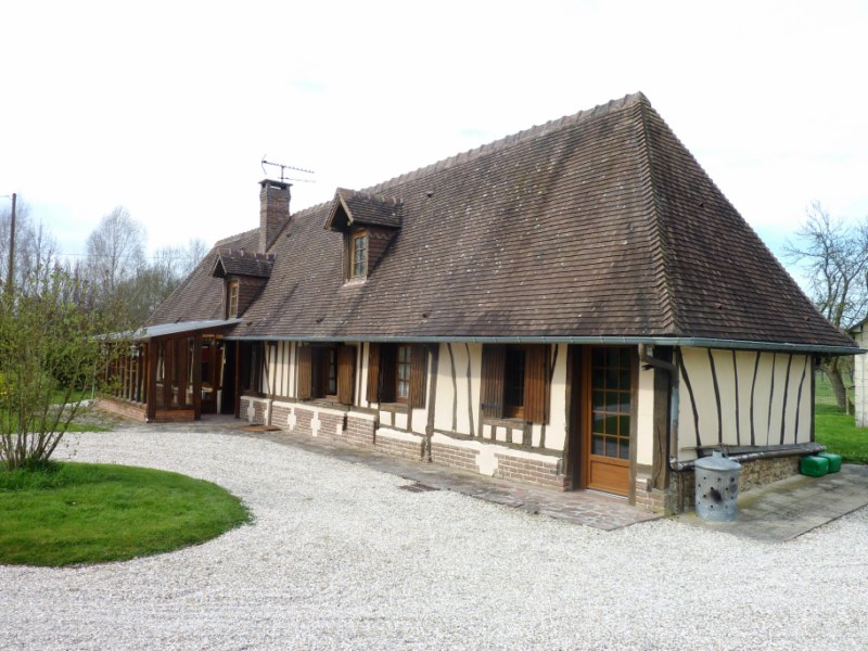 Jolie Normande dans cadre de verdure.