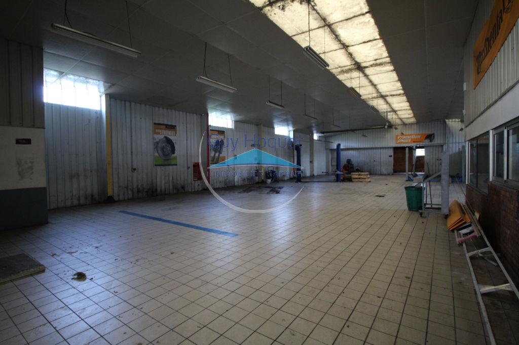 Centre ville Pont Audemer : local de plus de 600 m2 et 2 appartements