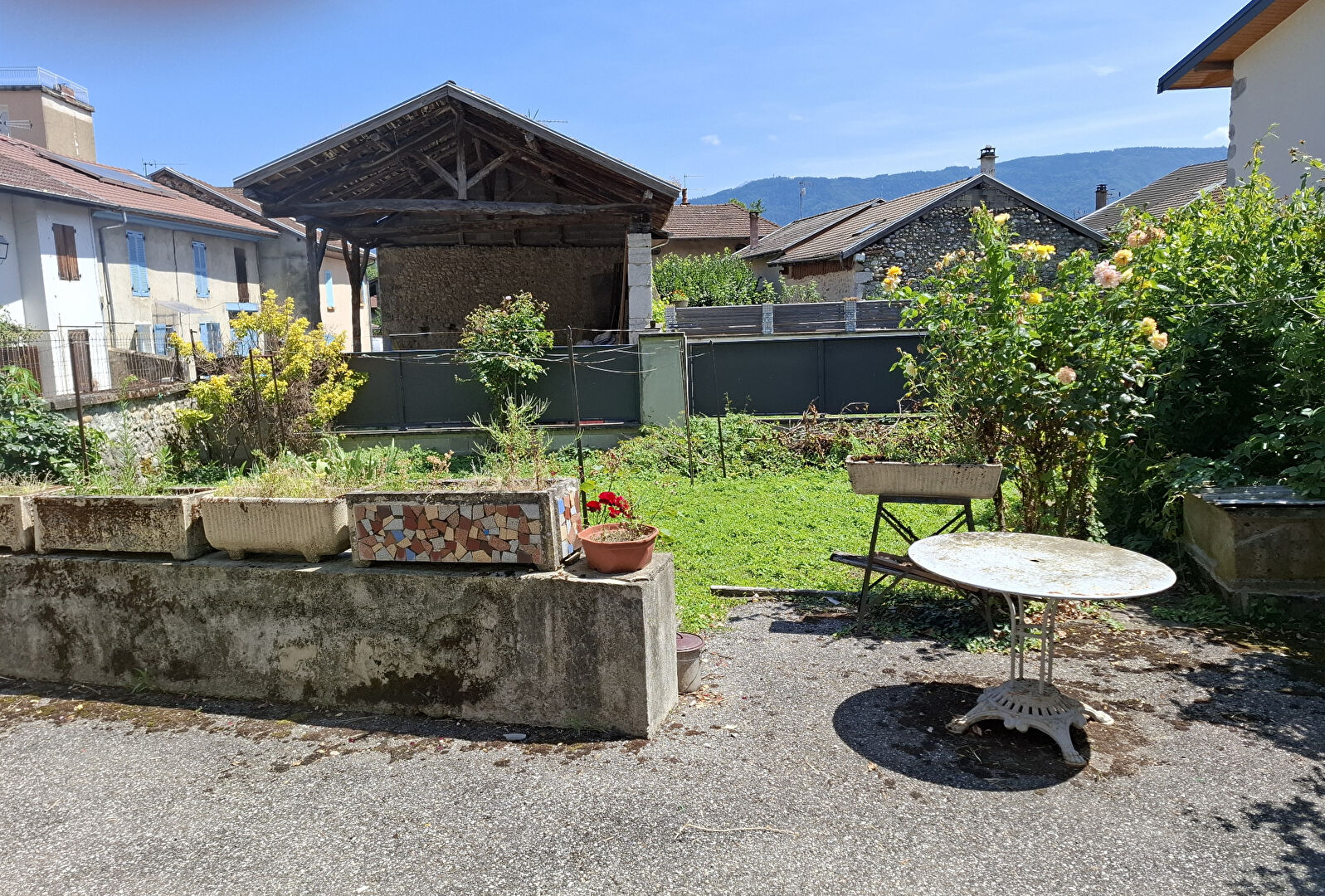 Maison de village 90m², dépendances, jardin.