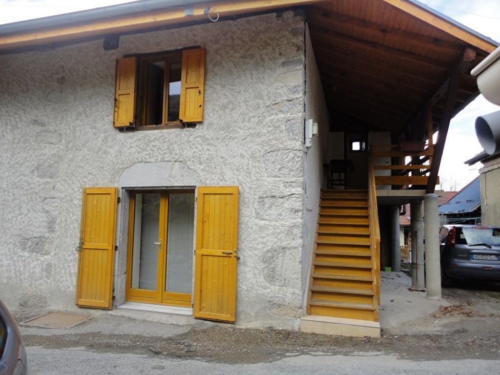 CHAPAREILLAN maison de village T4