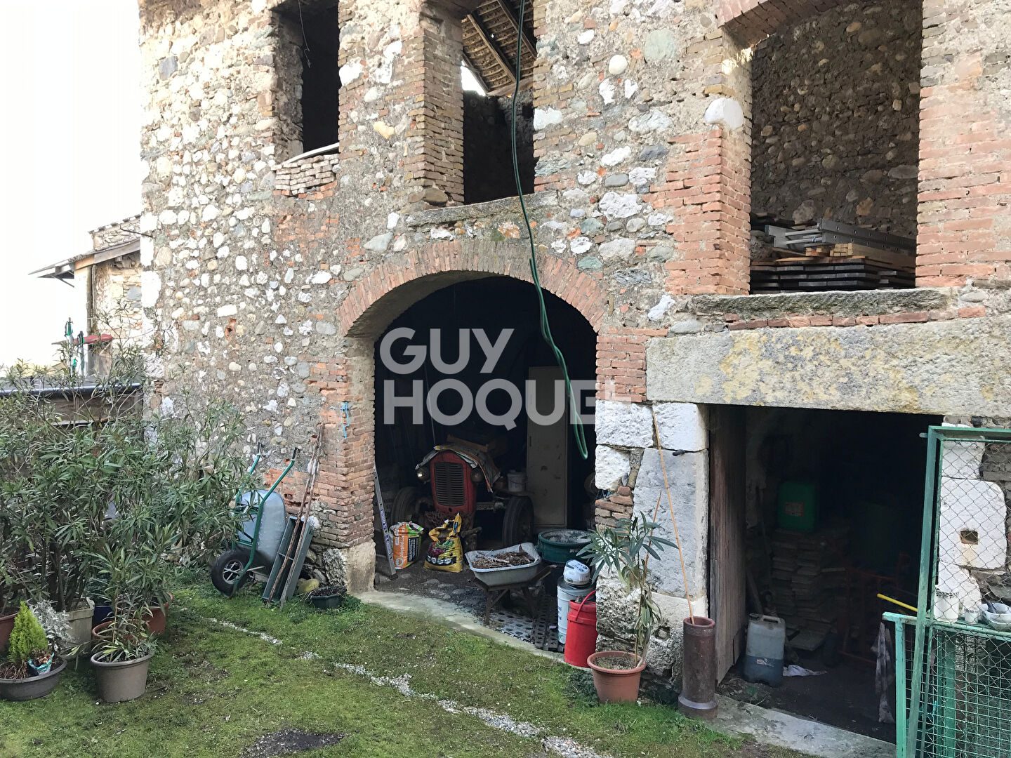 Grange et petite dépendance, le tout à rénover