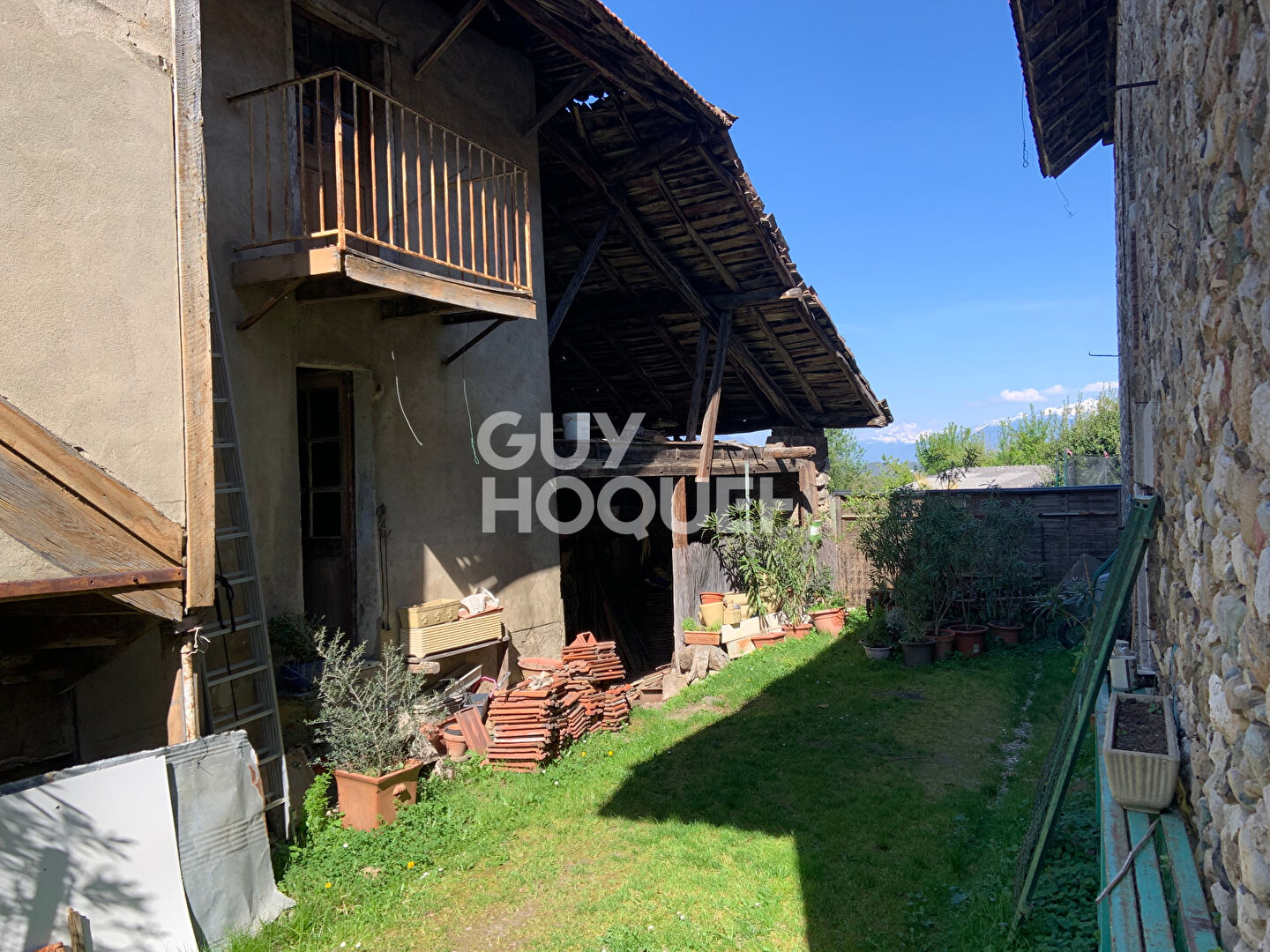 Grange et petite dépendance, le tout à rénover