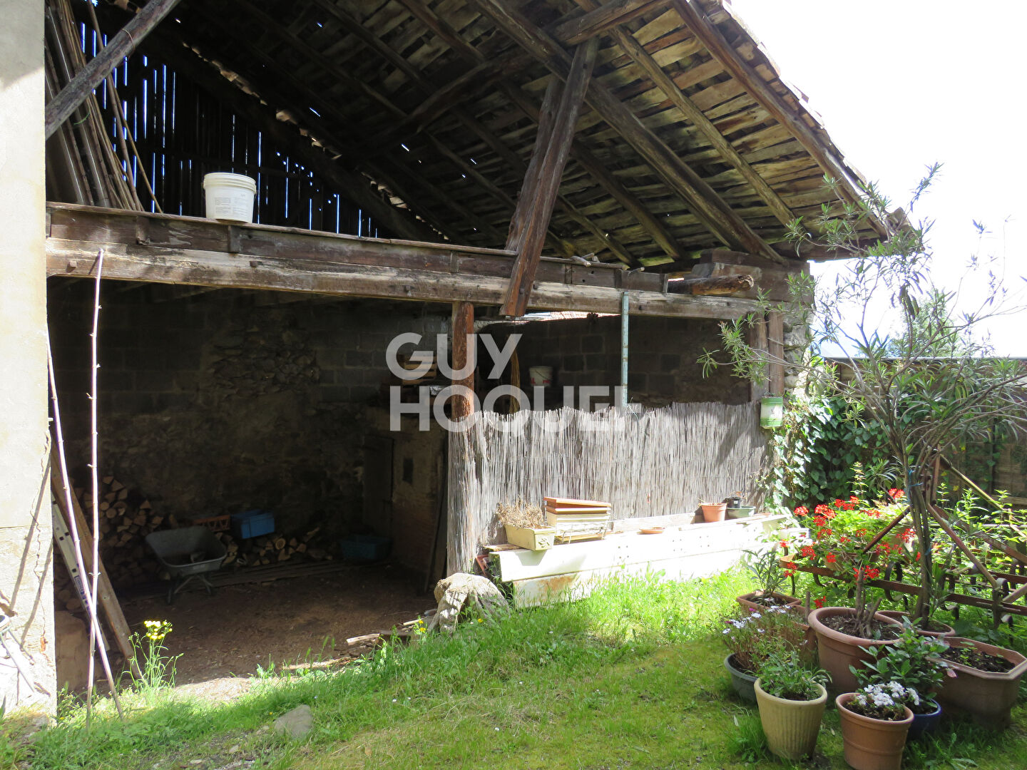 Grange et petite dépendance, le tout à rénover