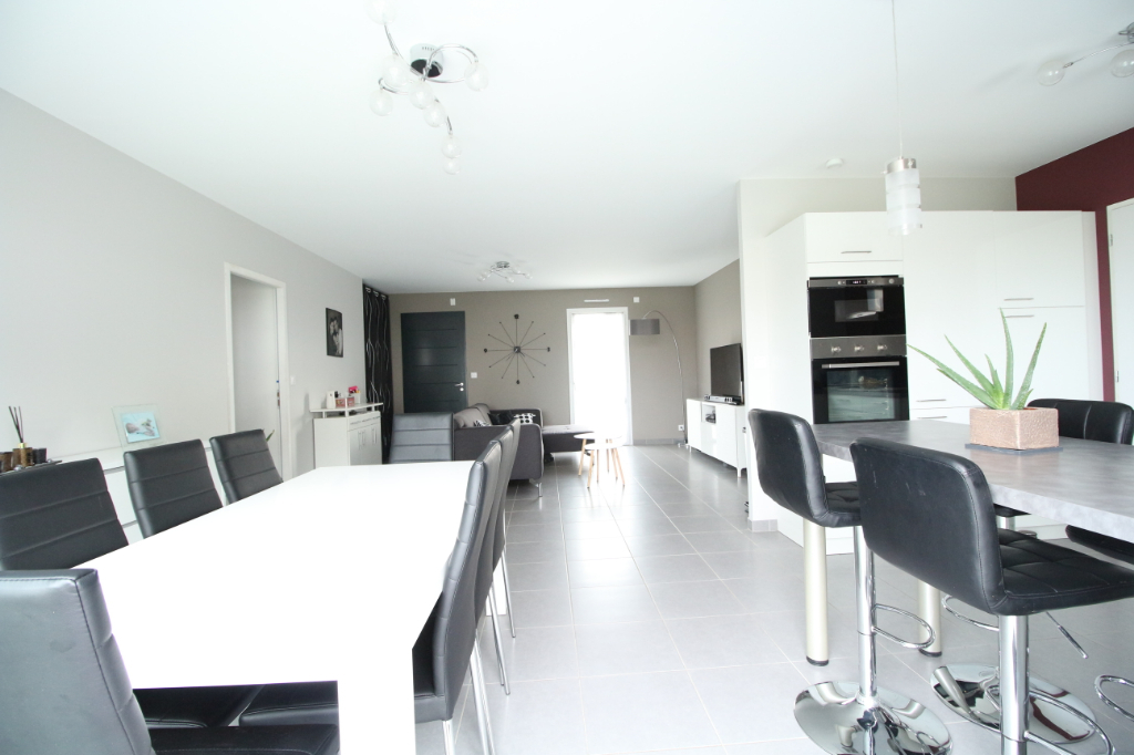 À vendre, maison 4 pièces d'environ 93 m² à CHAUMES EN RETZ (44680).