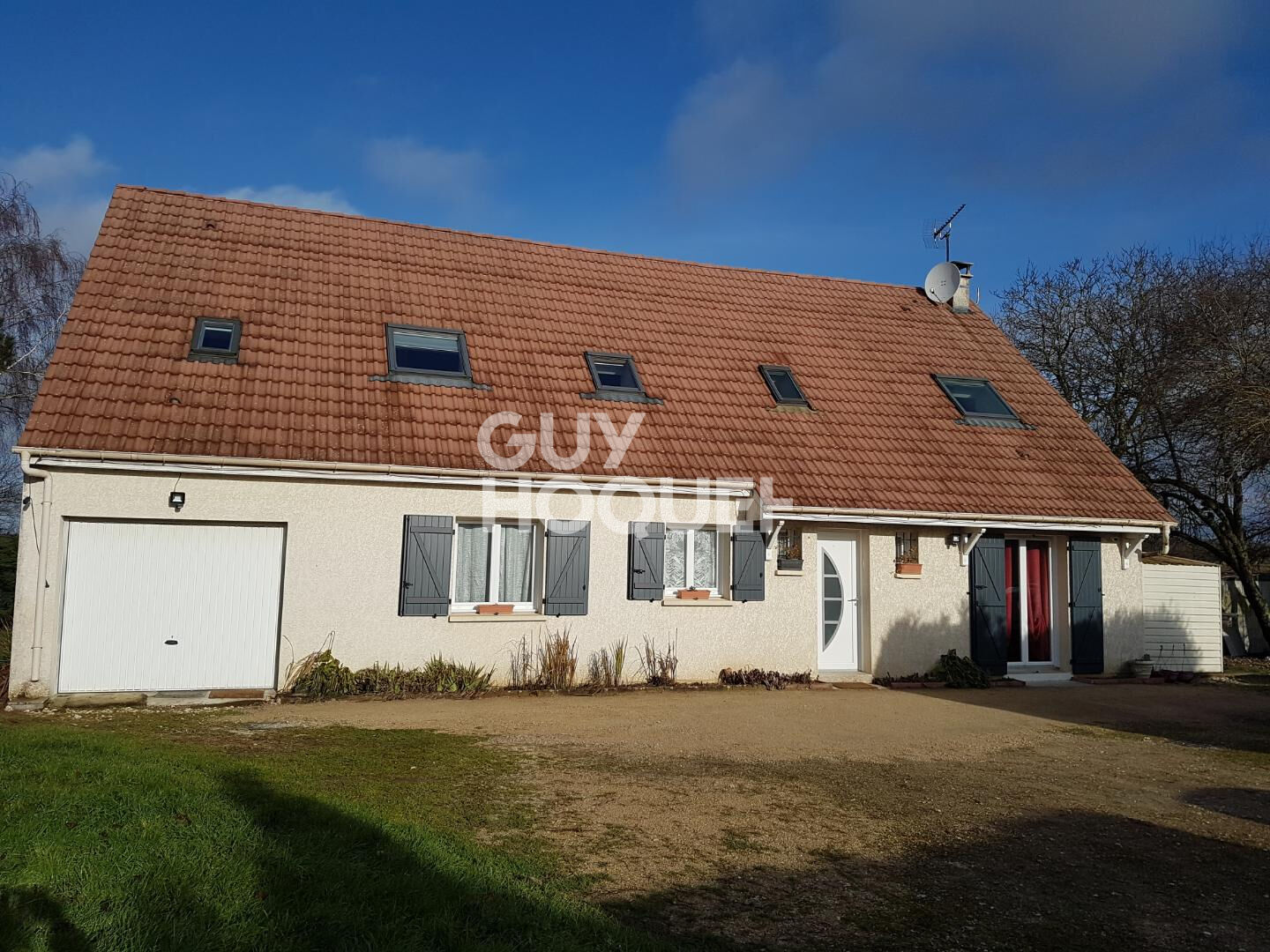 Maison spacieuse à vendre à Saint Hilliers - 5 chambres, jardin et garage