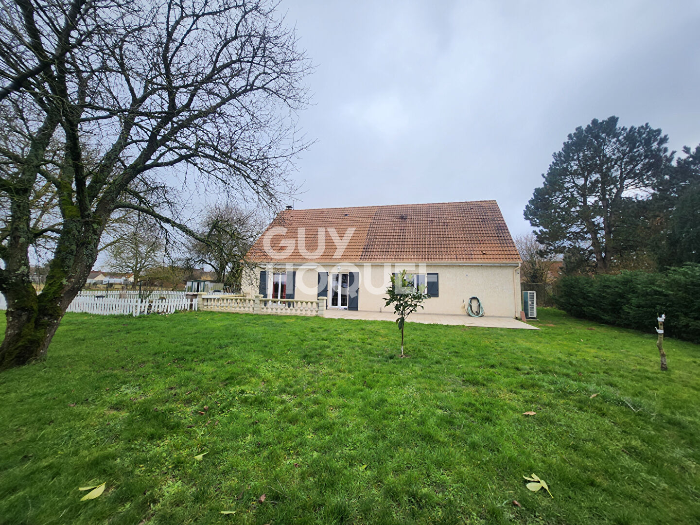 Maison spacieuse à vendre à Saint Hilliers - 5 chambres, jardin et garage