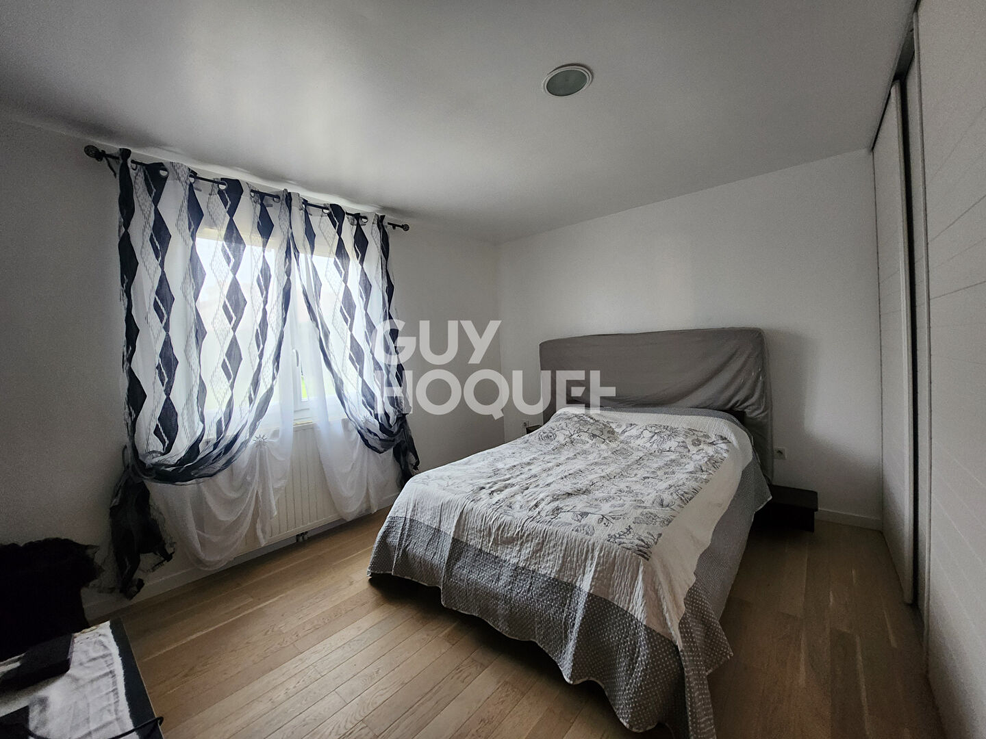 Maison spacieuse à vendre à Saint Hilliers - 5 chambres, jardin et garage