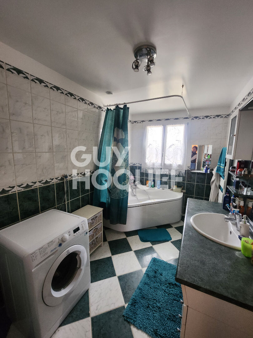 Maison spacieuse à vendre à Saint Hilliers - 5 chambres, jardin et garage