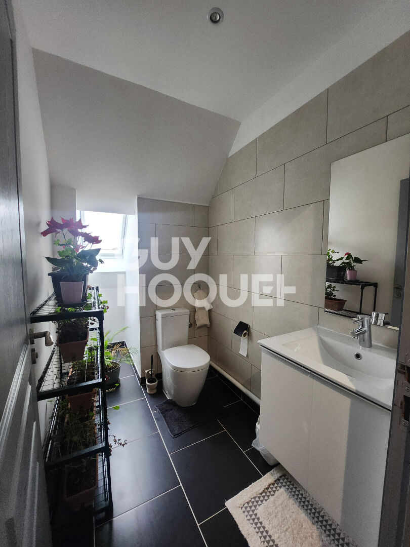 Maison spacieuse à vendre à Saint Hilliers - 5 chambres, jardin et garage