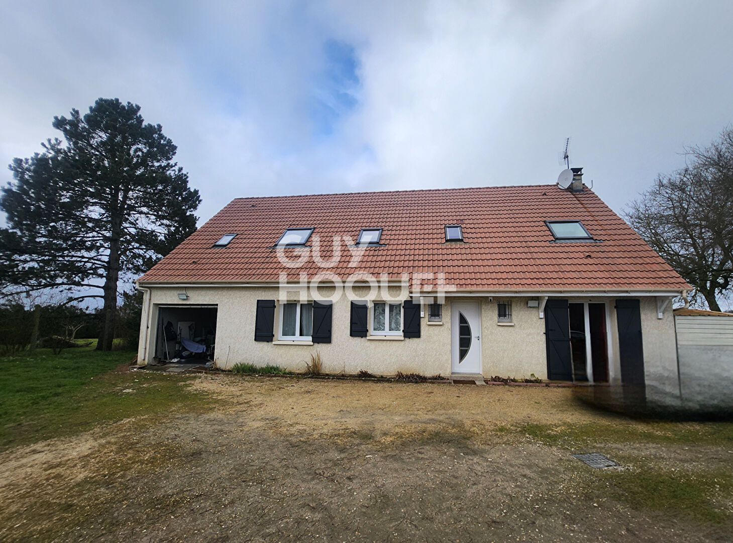 Maison spacieuse à vendre à Saint Hilliers - 5 chambres, jardin et garage