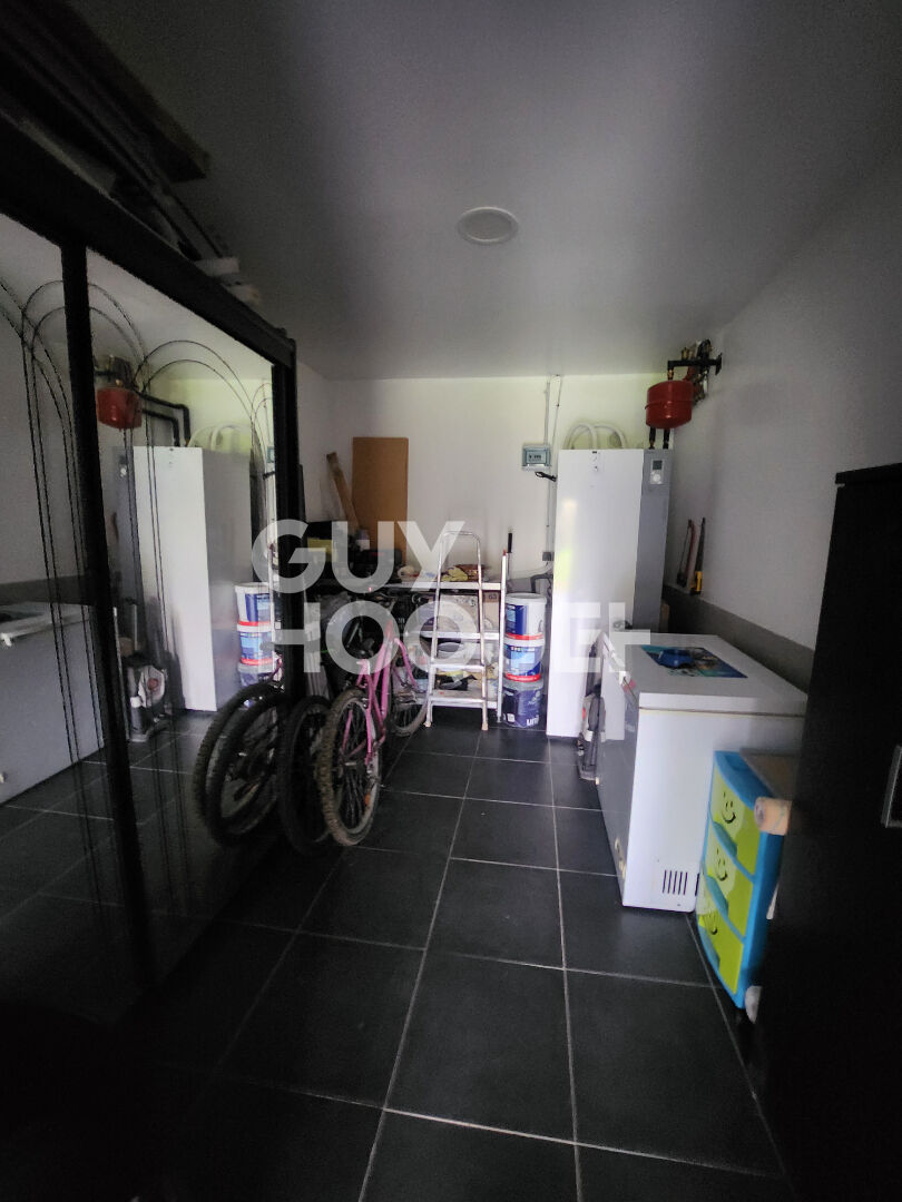 Maison spacieuse à vendre à Saint Hilliers - 5 chambres, jardin et garage