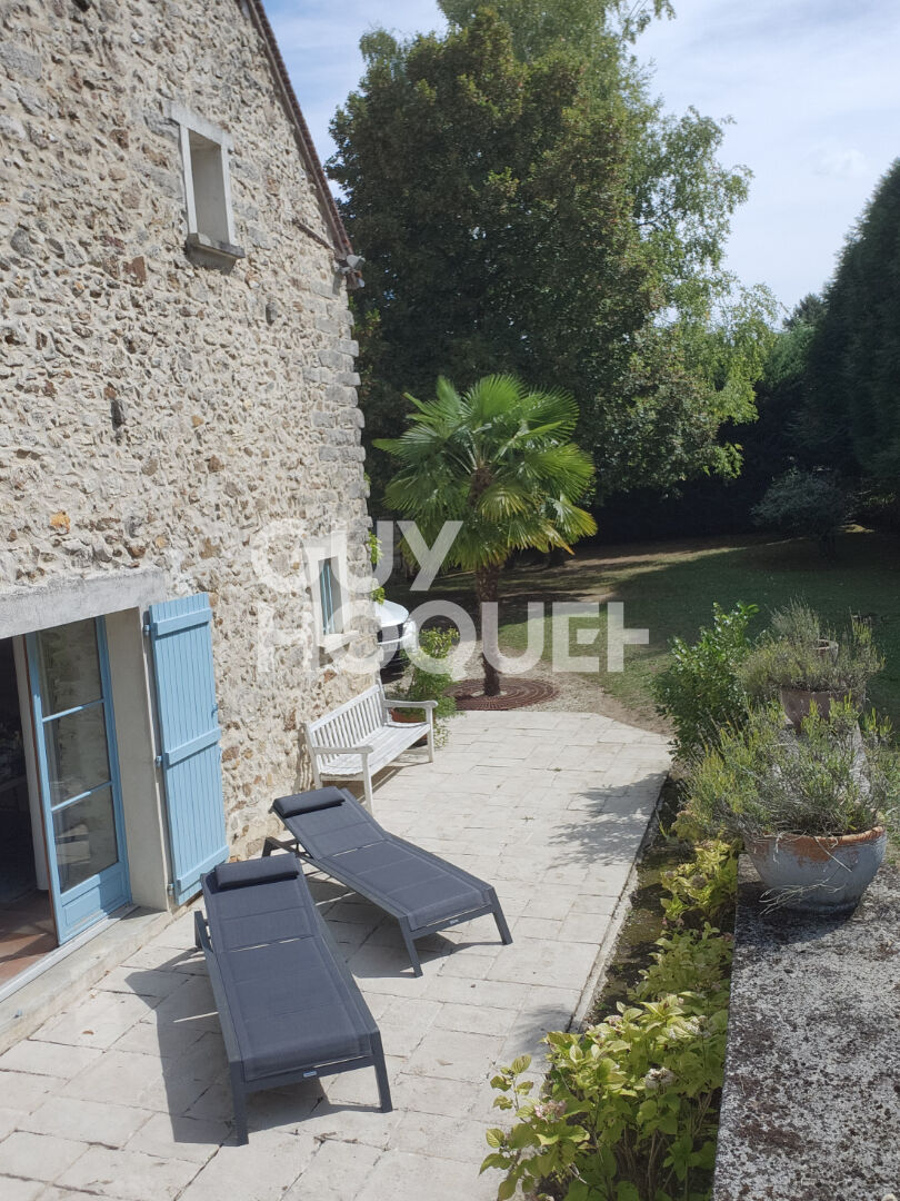 Magnifique maison  au Coeur d'un  village calme proche Provins