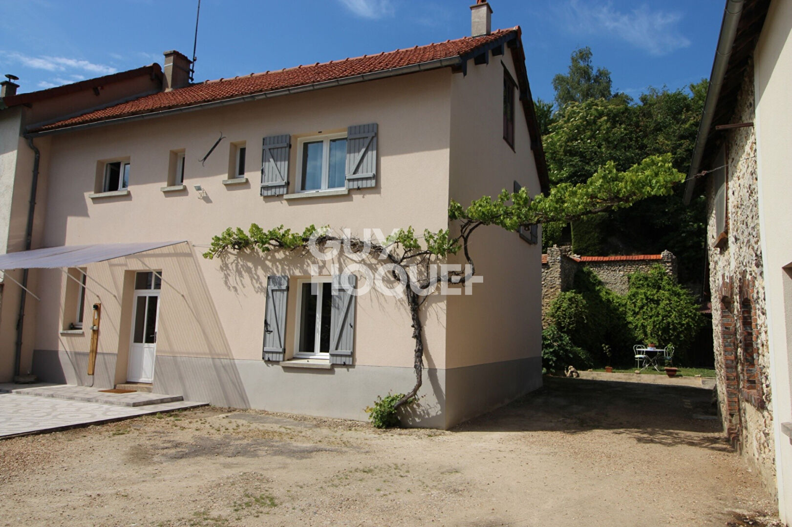 Maison avec dépendances à aménager