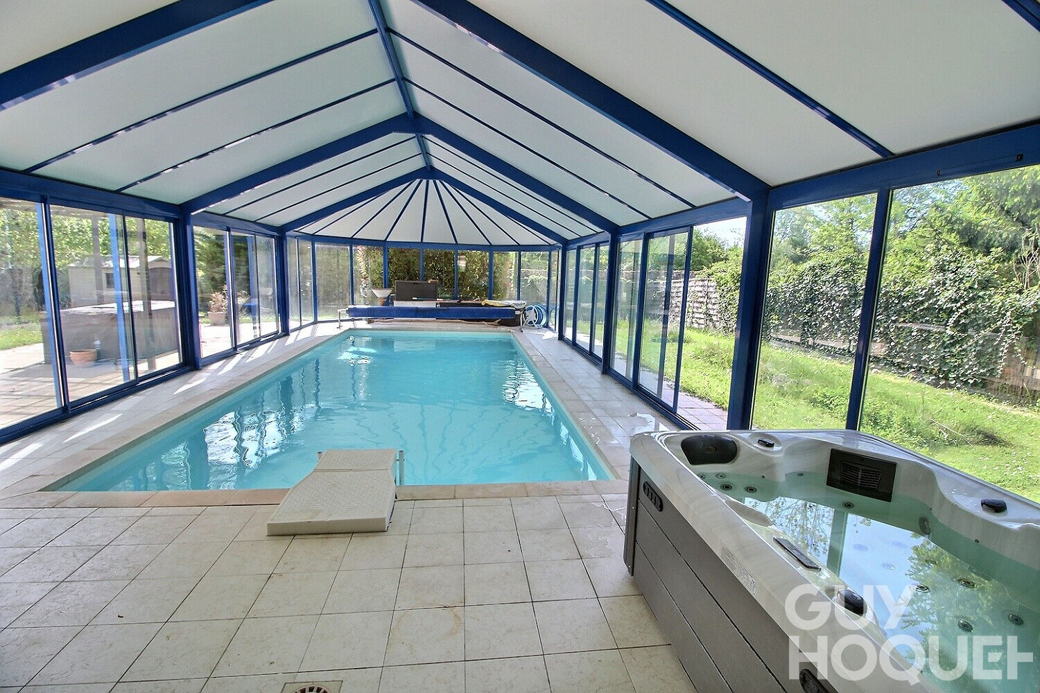Maison d'architecte avec piscine intérieure