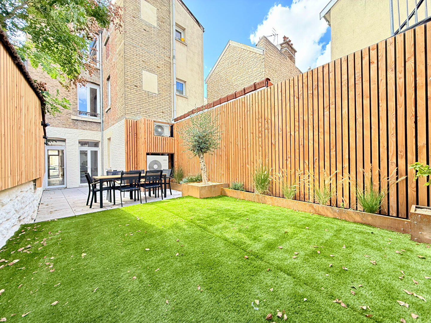 Maison avec extérieur et garage proche centre ville