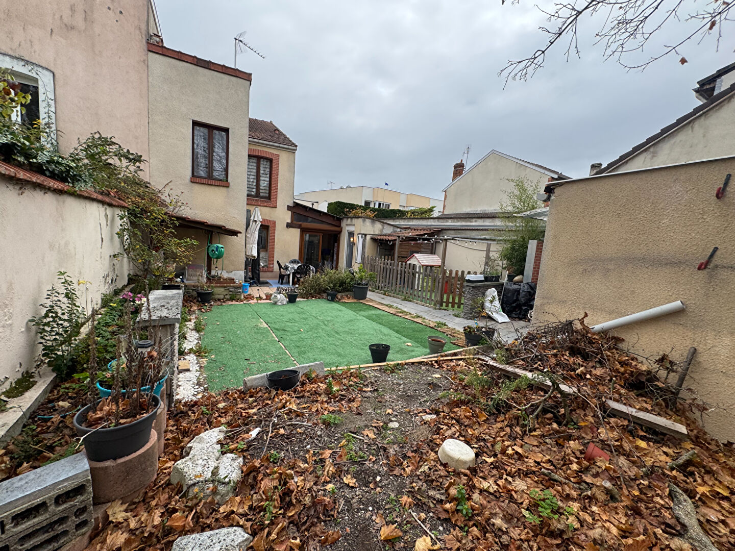 Maison, jardin, 3 garages et 1 dépendance - Bétheny